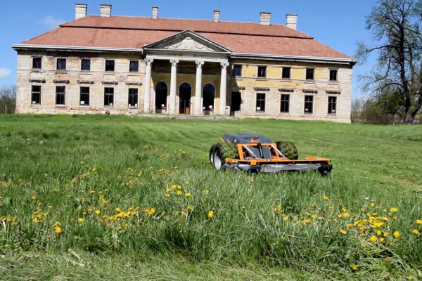Robotfűnyíró dolgozik a lovasberényi Cziráky-kastély parkjában – önkormányzati zöldterület karbantartása